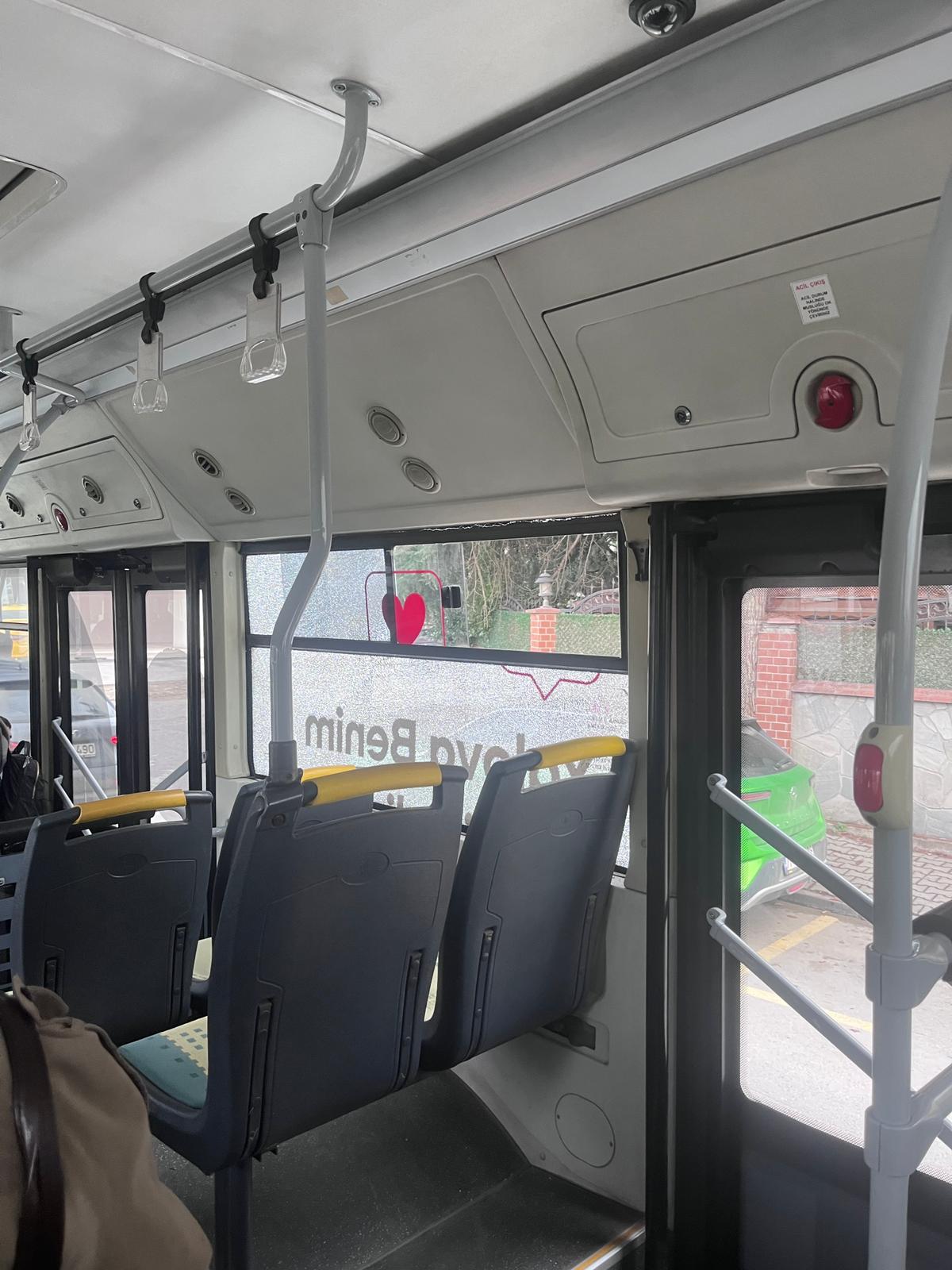 WhatsApp-Image-2025-12-09-at-20.15.40 YALOVA'DA ÖĞRENCİLERİ TAŞIYAN OTOBÜS KAZA YAPTI